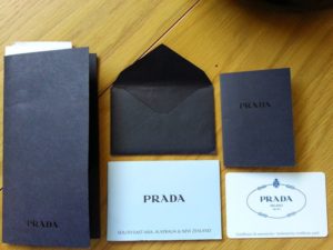 Как определить поддельную сумку Prada