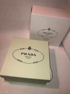 Как определить поддельную сумку Prada